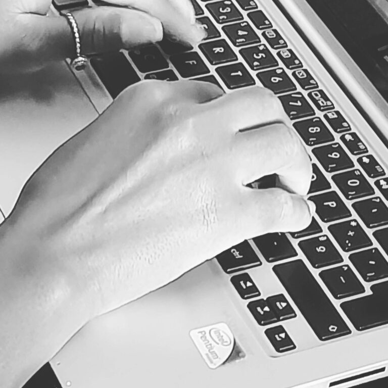 Mãos no teclado do computador