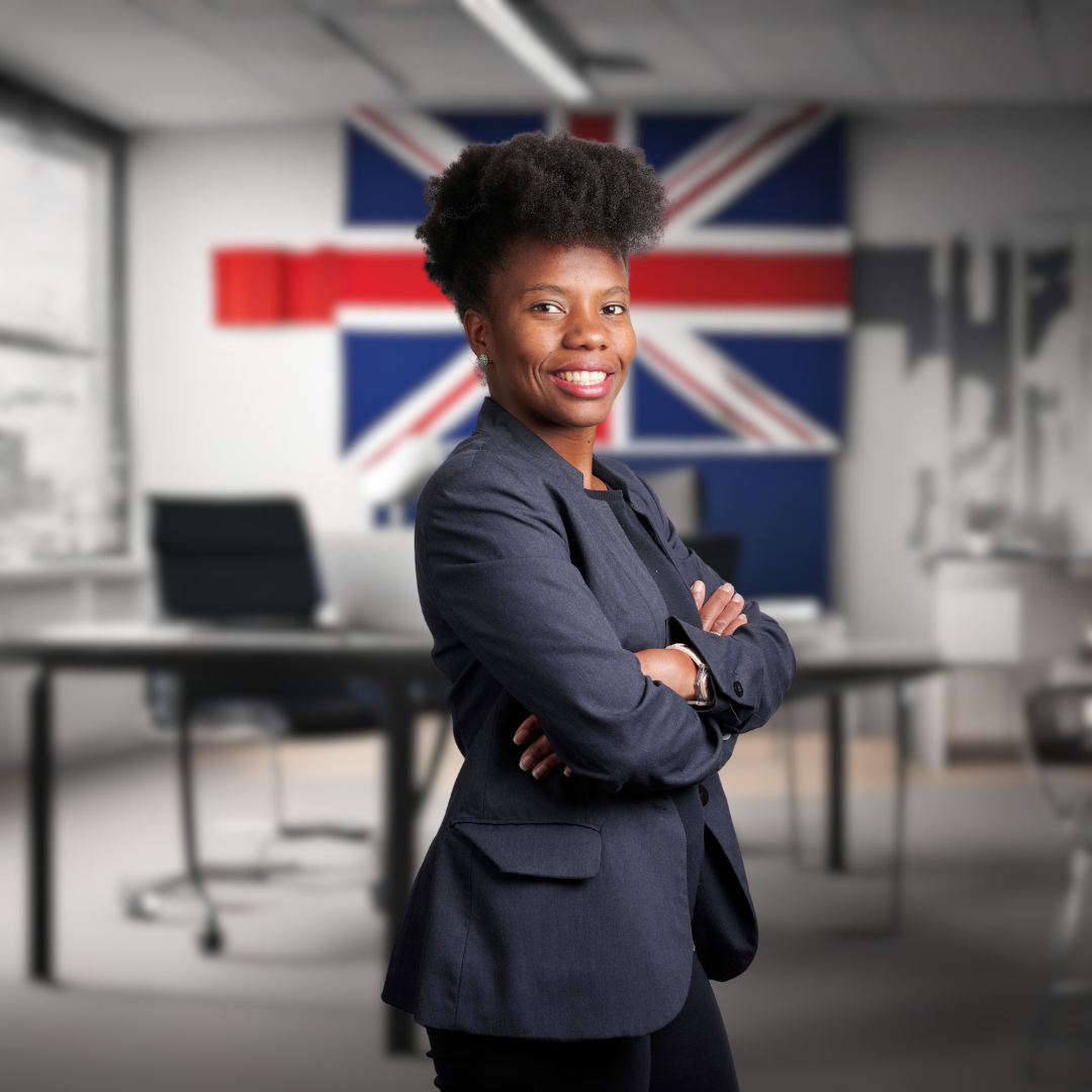 Paula e um escritório com bandeira de UK ao fundo